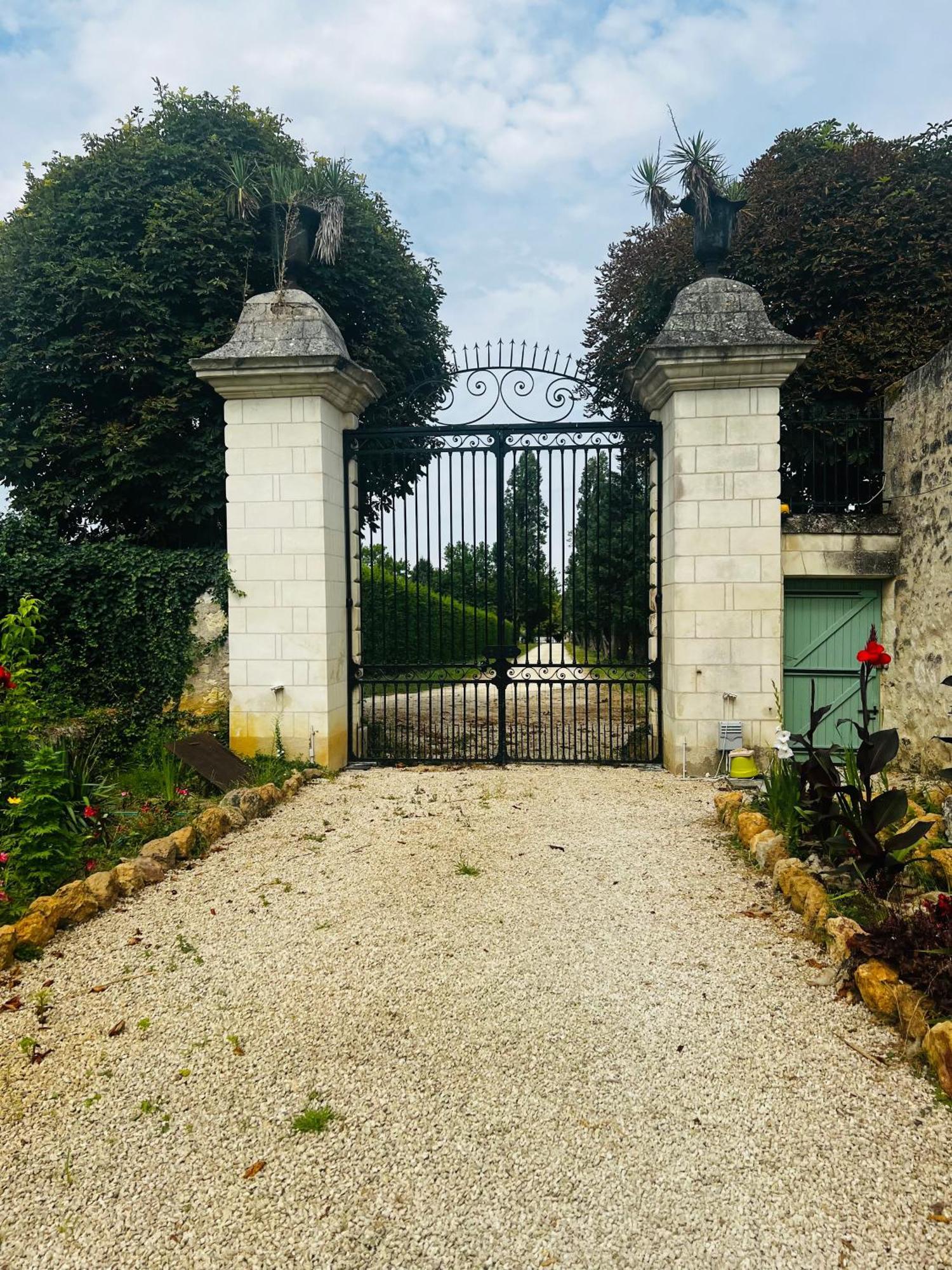 Chateau De La Thibaudiere - Chambre Du Tonneau Allonnes (Maine-et-Loire) Exterior foto